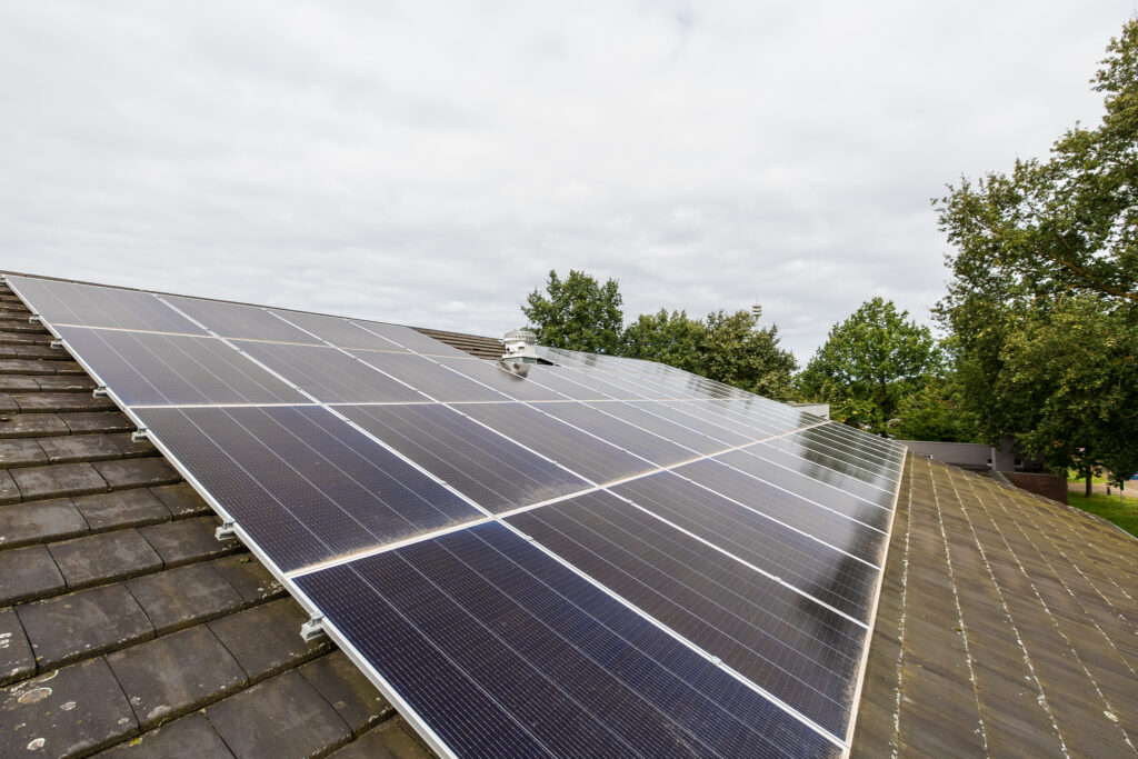 Schooldakrevolutie-zonnepanelen-duurzaam-onderwijs-renovatie-onderhoud-verduurzaming